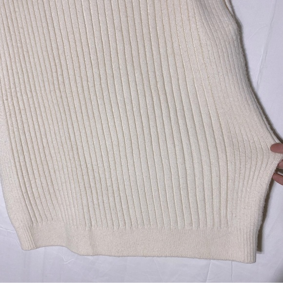 5/$25 Old Navy Oversized Cream Ribbed V Neck Sweater Vest M - Picture 10 of 14